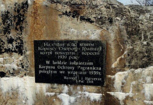 Tablica pamiątkowa poświęcona żołnierzom KOP na ścianie schronu w Tynnem. Fot. ze zbiorów Sebastiana Nowakowskiego