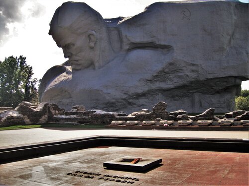 Sowiecki pomnik obrońców twierdzy (źródło: Wikipedia/CC BY-SA 3.0/SzederLaci)
