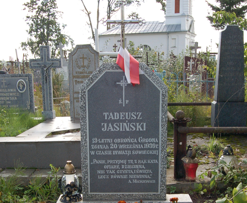 Gravestone of Tadeusz Jasińki, the youngest defender of Grodno (photo by P. Kalisz, from the collections of the Institute of National Remembrance)