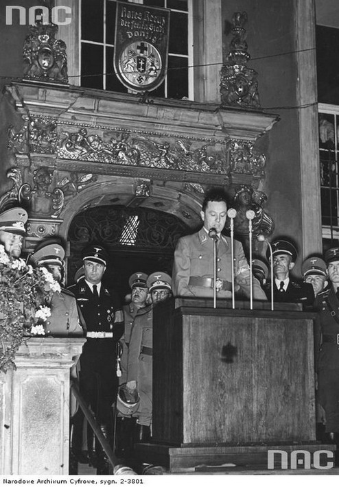 Albert Forster przemawia podczas manifestacji przed Dworem Artusa w Gdańsku, 11 sierpnia 1939 r. Ze zbiorów Narodowego Archiwum Cyfrowego