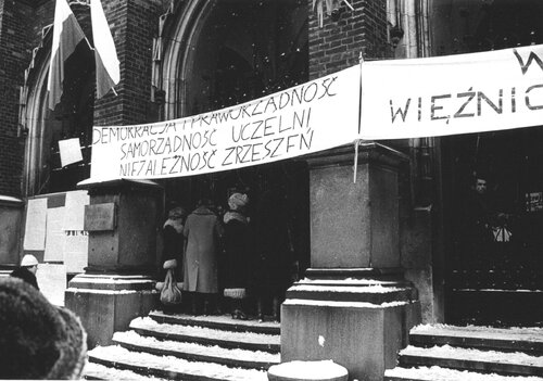 Collegium Novum UJ w czasie strajków lutowych, po prawej widoczny Janusz Kurtyka, luty 1981 r. (IPN)