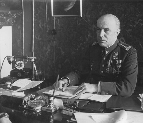 Generał Leon Berbecki w swoim gabinecie, marzec 1939 r. (fot. NAC)
