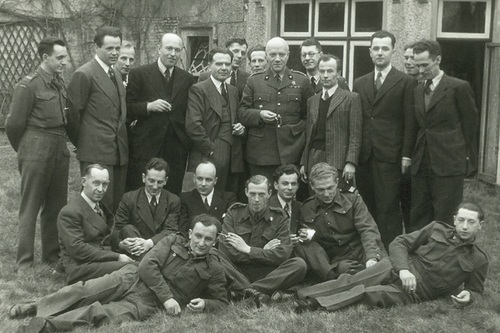 Paweł Siudak (stoi piąty od lewej) wśród pracowników ośrodka łączności w Londynie. Fot. ze zbiorów Muzeum Historii Polskiego Ruchu Ludowego