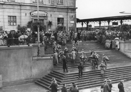 Żołnierze niemieccy na dworcu w Łodzi, luty 1940 r. Fot. NAC