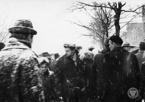 Lublin, protesty studenckie w marcu 1968 roku. Tłum ludzi w okolicach Konwiktu przy ul. Nowotki (dziś Radziszewskiego). Fot. z zasobu IPN