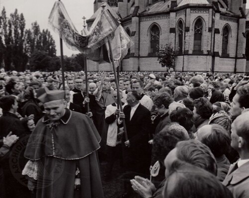 Przywitanie prymasa Wyszyńskiego oraz kard. Wojtyłę przez wiernych zgromadzonych przed katedrą łódzką. (fot. Archiwum Archidiecezji Łódzkiej)
