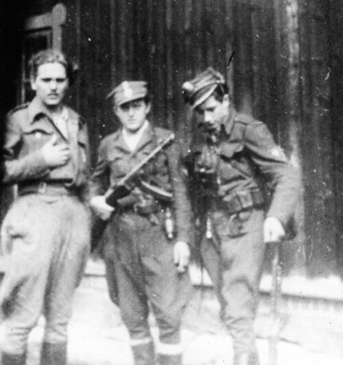 Kpt. Henryk Flame ps. „Bartek“ ze swoimi żołnierzami Fot. AIPN