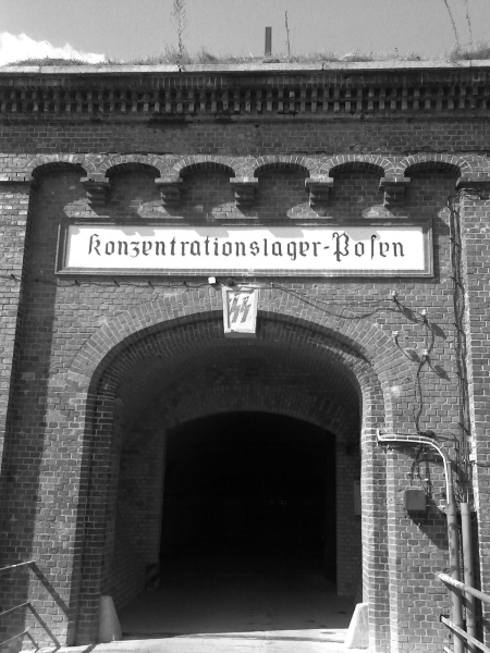 Brama Fortu VII w Poznaniu - niemieckiego miejsca kaźni na Polakach podczas II wojny światowej, także mordu dokonanego przez Niemców na dr. Franciszku Witaszku. Fot.: IPN