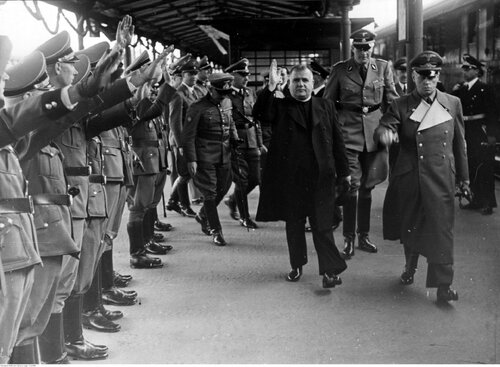 Salzburg. Joseph Tiso’s and Cernak’s visit – 07.1940 The president of Slovakia Joseph Tiso (second from the right) and minister of foreign affairs of the Third Reich Joachim von Ribbentrop (from the right) leave the train station. Behind them in the middle is the head of the diplomatic protocol Alexander von Doernberg. (NAC)