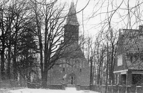 Kościół parafialny w Wieczynie, gdzie w 1978 r. znaleziono skrytkę z bronią pochodzącą ze zrzutów. Fot. z zasobu IPN