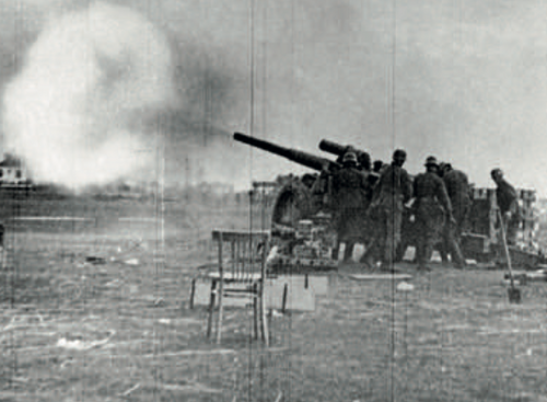 Niemcy ostrzeliwują Warszawę we wrześniu 1939 r. (fot. IPN)