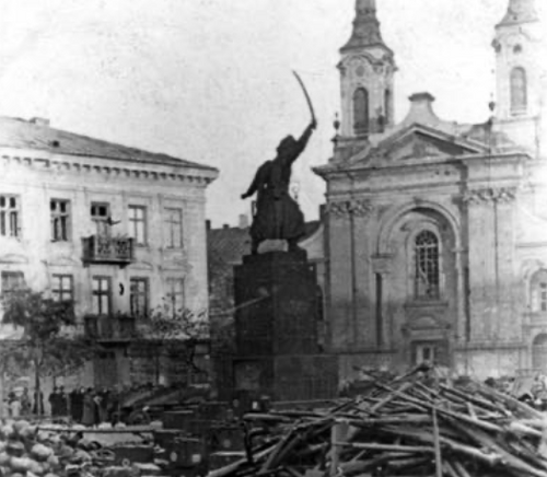 Broń oddziałów polskich zgromadzona przez Niemców wokół pomnika Kilińskiego po kapitulacji Warszawy we wrześniu 1939 r. (fot. IPN)