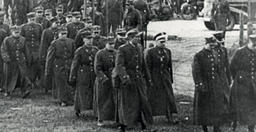 Oficerowie polscy idą do niewoli, Warszawa 1943 r. (fot. IPN)