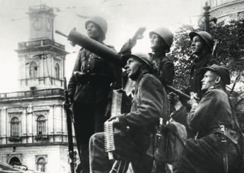 Obrońcy Warszawy we wrześniu 1939 r. (fot. Wikipedia)