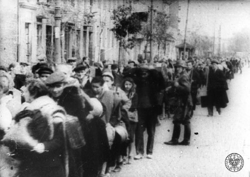 Mieszkańcy Woli wypędzani przez Niemców ze swych domów i swego miasta. Dziesiątki tysięcy ich sąsiadów Niemcy wymordowali w ludobójstwie na tej warszawskiej dzielnicy. Fot. z zasobu IPN