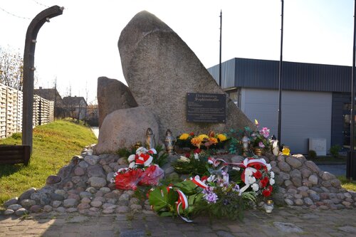 Pomnik znajdujący się przed Urzędem Gminy w Dziemianach. Źródło: Ośrodek Kultury w Dziemianach