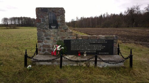 Pomnik przy drodze do Leśna ku czci więźniarek podobozu Sophienwalde rozstrzelanych w dniu 10 lutego 1945 r. Źródło: Ośrodek Kultury w Dziemianach