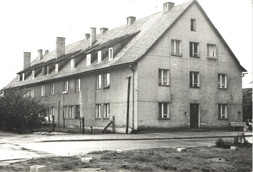 Widok budynku koszar w Dziemianach z lat 60. XX w. Źródło: Muzeum Stutthof w Sztutowie