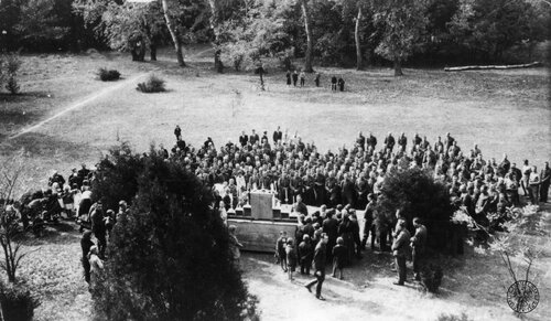 Pierwsza msza św. w obozie dla internowanych Polaków w Inarcskakucs (Węgry), 15 października 1939 r. Pośrodku - ołtarz. Fot. z zasobu IPN
