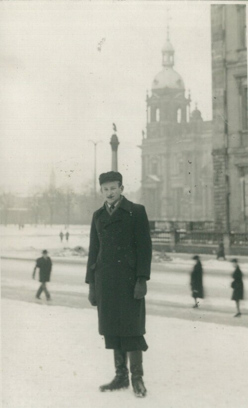 Bronisław Włodarczak w drodze do pracy (fotografia wykonana przez ulicznego fotografa), Berlin 1944 r. Zbiory B. Włodarczaka (zdjęcie pobrane ze strony Muzeum Dulag 121)