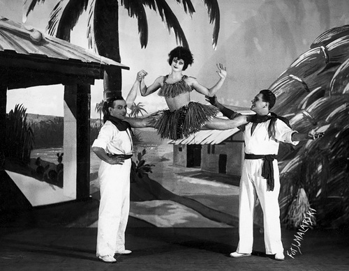 Tadeusz Olsza, Loda Halama i Eugeniusz Bodo na scenie Morskiego Oka, 1928 r. Fot. NAC