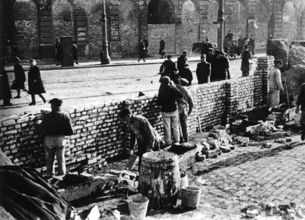 Literaci polscy wobec Zagłady Żydów