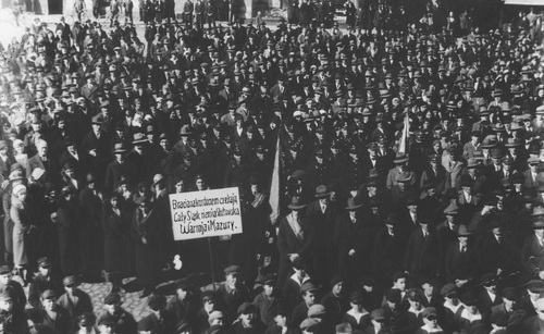 Demonstracja antyniemiecka z hasłami dotyczącymi Warmii, Mazur i części Śląska przyłączonych do Niemiec. Fot. NAC