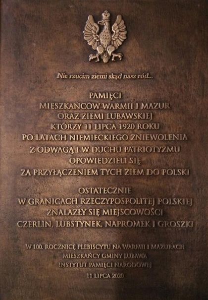 Tablica w Lubstynku poświęcona mieszkańcom Warmii, Mazur i Ziemi Lubawskiej, którzy po latach niemieckiego zniewolenia opowiedzieli się za Polską.