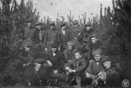 1946, żołnierze oddziału kpt. Zdzisława Brońskiego "Uskoka" (na zdjęciu jedyny bez nakrycia głowy). Fot. z zasobu IPN