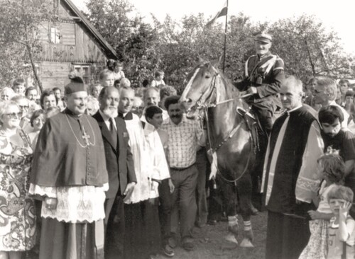 Bp Zbigniew Kraszewski i wierni przed Mszą św. w Ossowie, 15 sierpnia 1982 r. Fot. Maria Konieczyńska