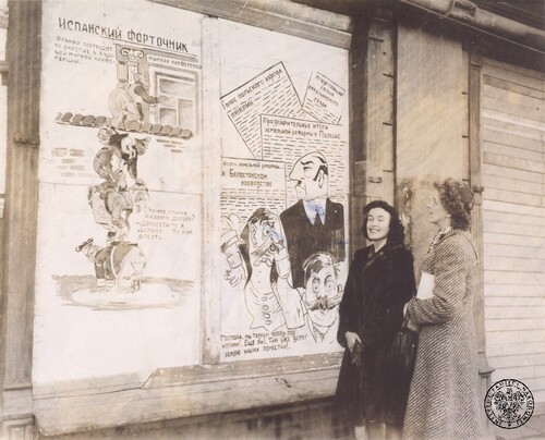 Anna Boettiger (córka prezydenta USA Franklina Roosevelta) i Kathleen Harriman (córka ambasadora USA w Moskwie, Williama Avarella Harrimana) przed sowiecką tablicą propagandową w Jałcie, 10 luty 1945 r. Fot. z zasobu IPN
