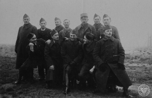 Grupa jeńców francuskich (w tym Polaków) przebywających w stalagu II D Stargard Szczeciński. W dolnym rzędzie znajdują się Zygmunt Karczewski (pierwszy z lewej) oraz Franciszek Kamiński (drugi z lewej). Fot. z zasobu IPN