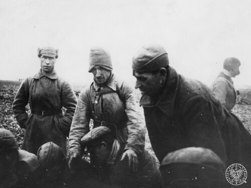 Jeńcy sowieccy w obozie w Szebniach (koło Jasła). Fot. z zasobu IPN