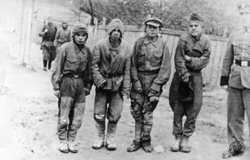 Niemiecki obóz dla jeńców sowieckich na Bukówce w Kielcach. Na zdjęciu bardzo młodzi chłopcy, którzy trafili do niemieckiej niewoli. Fot. z zasobu IPN