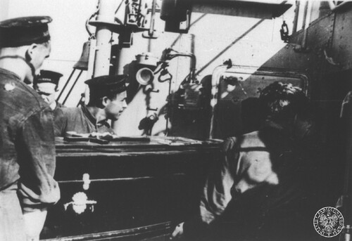 Gibraltar, 8 lipca 1943, marynarze niszczyciela OPR "Orkan" wnoszą na pokład trumnę z ciałem premiera Rządu RP i Naczelnego Wodza Polskich Sił Zbrojnych gen. broni Władysława Sikorskiego. Fot. z zasobu IPN