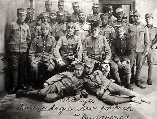 Legioniści przed budynkiem stacji zbornej w towarzystwie węgierskiego oficera. Fot. ze zbiorów Muzeum Okręgowego w Tarnowie