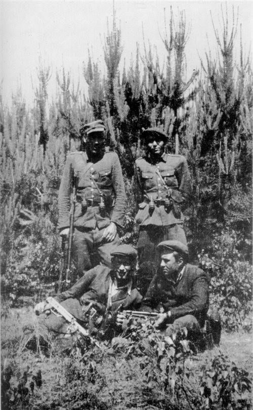 Lato 1949 r. Stoją od lewej: Wiktor Pudełko „Duży”, Michał Krupa „Wierzba”; siedzą: Tadeusz Haliniak „Opium”, Adam Kusz „Garbaty”