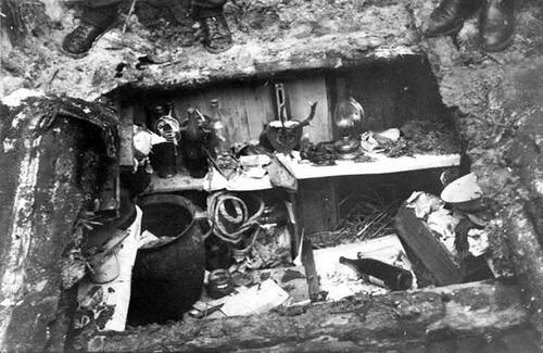 Wnętrze bunkra, w którym ukrywał się Andrzej Kiszka „Dąb”. Zdjęcie wykonane przez SB 30 grudnia 1961 r.