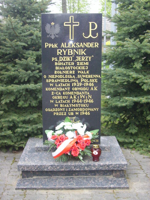 Pomnik Aleksandra Rybnika przy kościele św. Andrzeja Boboli w Białymstoku (fot. Wikipedia)