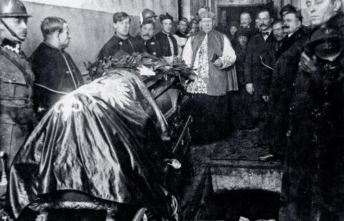 Trumna z ciałem zamordowanego prezydenta RP Gabriela Narutowicza (fot. NAC)