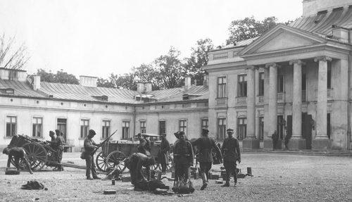 Grupa żołnierzy marszałka Józefa Piłsudskiego na placu przed Belwederem (fot. NAC)