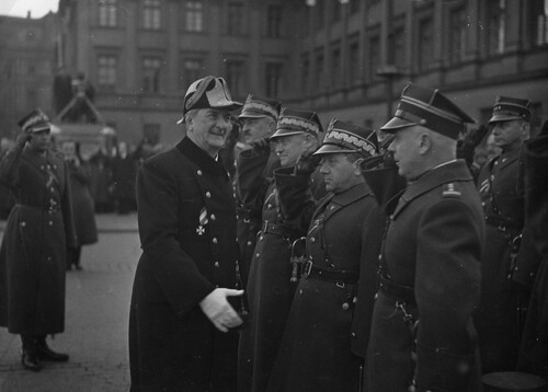 Visit of the Hungarian regent Miklos Horthy in Poland in February 1938 in Warsaw, Miklos Horthy (in an admiral hat) greets the Polish generals by the Tomb of the Unknown Soldier. In the foreground stand in line, from the left: deputy ministers of military affairs – brigade general Janusz Głuchowski and brigade general Aleksander Litwinowicz, brigade general Mieczysław Ryś-Trojanowski, colonel Stanisław Machowicz. From the left the minister of military affairs, division general Tadeusz Kasprzycki