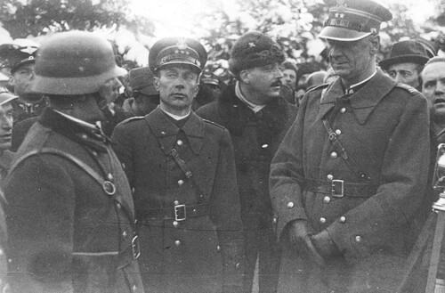 Welcoming ceremony for the Hungarian troops at the Polish-Hungarian border after Hungary took the Carpathian Ruthenia, march 1939. Visible is lieutenant colonel Władysław Ziętkiewicz (standing first on the right). From the collections of the National Digital Archives