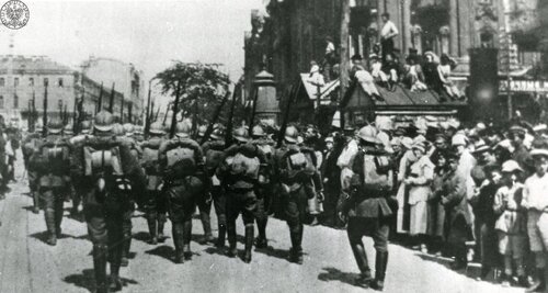 Wkroczenie wojsk polskich do Kijowa w 1920 r. Przemarsz piechoty ulicami miasta. Fot. z zasobu IPN