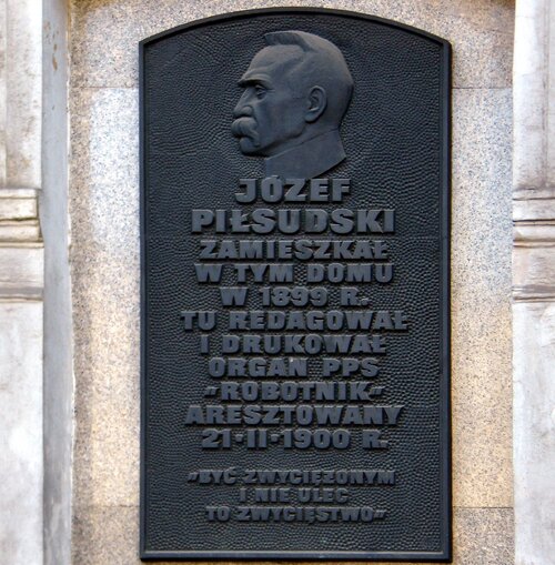 Tablica upamiętniająca pobyt Józefa Piłsudskiego w Łodzi i jego aresztowanie (fot.: Wikipedia/CC BY-SA 3.0/Stefs)