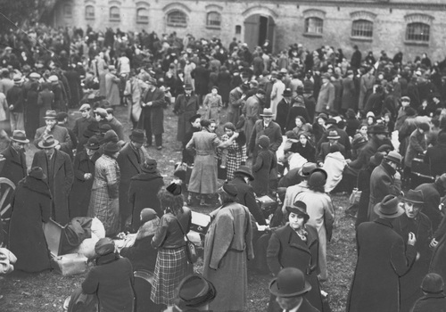 Wysiedleńcy zgromadzeni na terenie ujeżdżalni dawnych koszar wojskowych z Zbąszyniu, 29 października 1938 r. Fot. NAC