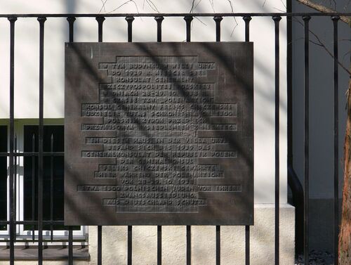 Tablica pamiątkowa w dawnym Konsulacie Generalnym RP w Lipsku, gdzie w 1938 roku schroniło się około 1300 polskich Żydów. Fot. Wikimedia Commons/Andreas Praefcke (CC BY 3.0)