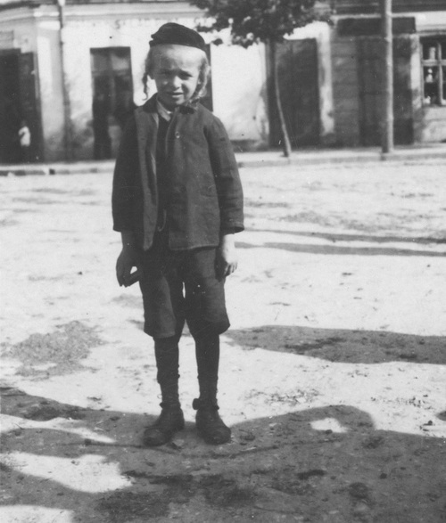 Dziecko żydowskie na ulicy Rudnika w okresie międzywojennym. Fot. NAC