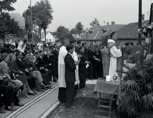 Msza św. w Fehérvárcsurgó, 1943 r.; od lewej siedzą: Erzsébet Szapáry, Józsefné Károlyi, Henryk Sławik i József Antall. Fot. ze zbiorów Grzegorza Łubczyka (zamieszczona w "Biuletynie IPN" nr 12/2019)