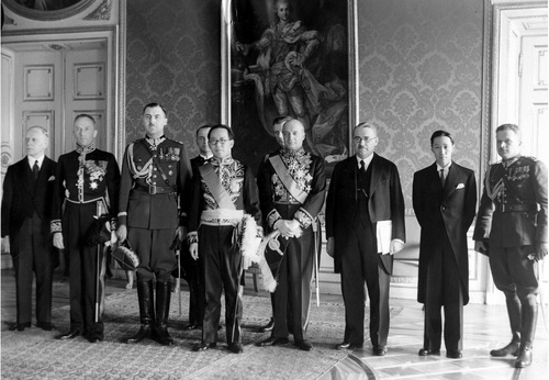 Poseł nadzwyczajny i minister pełnomocny Chin w Polsce Suntchou Wei (czwarty z lewej) w otoczeniu dyplomatów po złożeniu listów uwierzytelniających prezydentowi RP Ignacemu Mościckiemu na Zamku Królewskim w Warszawie
